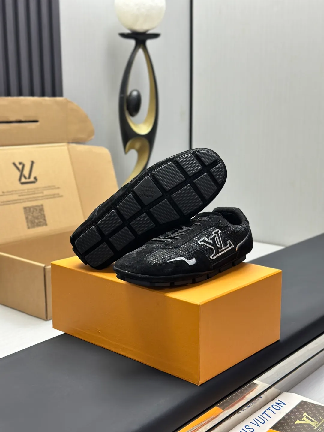 👟👟Ex-factory price 680👟👟 (Top version fully packaged) LV Louis Vuitton L Family Donkey Brand Latest Rally Series Mesh Casual Sports Shoes Doudou Shoes Original purchase, development and production This LV Rally sports shoe is made of suede cow leather and mesh fabric, and a rubber pad outsole is incorporated into the driving shoe configuration, making it a modern choice that is both comfortable and light. The LV letters on the side, the handwritten Louis Vuitton logo on the rear, and the Vuitton logo on the tongue and outsole jointly brand the brand mark. Exquisite packaging at the delivery counter🛍📦 ▪️Fabric: Original customized imported mesh + cowhide ▪️Inner lining: Original customized breathable mesh lining ▪️Outsole: Original molded anti-slip rubber material ▪️Sole thickness: 2CM ▪️Size: Men's 39-45